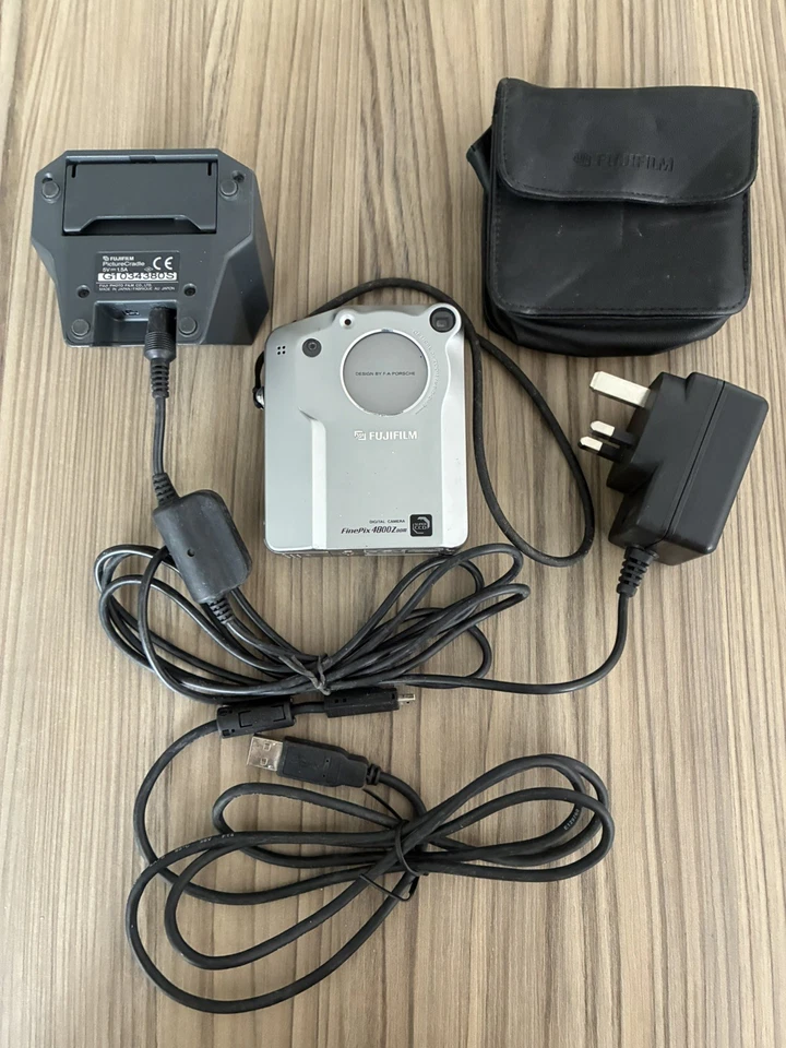 Fujifilm FinePix 4800 Zoom digital camera in good working order, photo 1 of 5