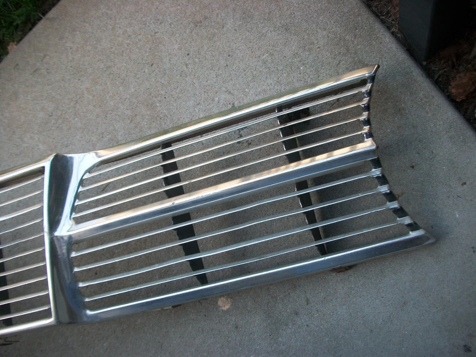 Bonita parrilla Mopar Plymouth Valiant Signet 1965 con soportes de montaje y clips. Foto 3 de 4