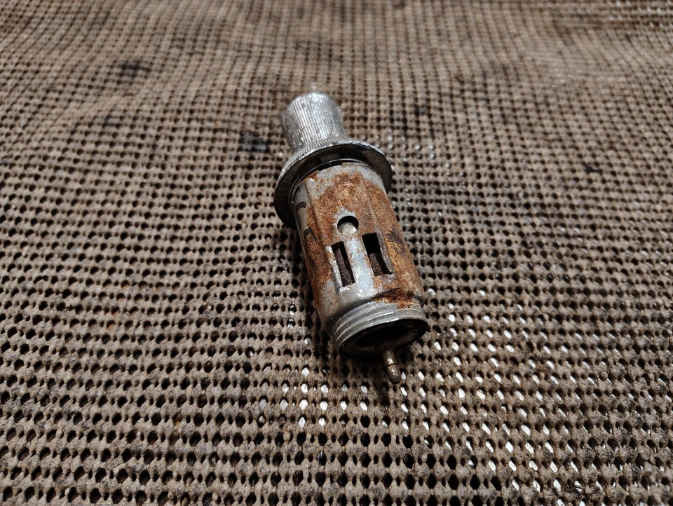 1965 Pontiac Catalina Ventura 2 + 2 Bonneville Grand Prix Cigarette Lighter - Image 3 of 4