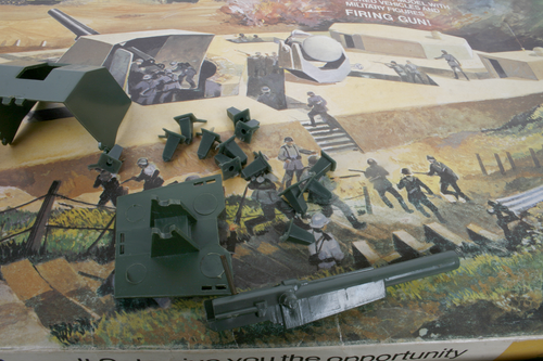 Vintage Airfix 1/76th Gun Emplacement Assault Set 51670-7 (1976) - Picture 10 of 16