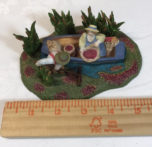 DEPT 56 NEW ENGLAND VILLAGE Accesorio RECOLECCIÓN DE ARÁNDANOS, LEER, #54644 - Imagen 7 de 9