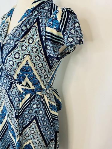 Everly Grey Kathy Wrap Dress, XS, Blue Chevron, Short Sleeve, Midi - Picture 4 of 10