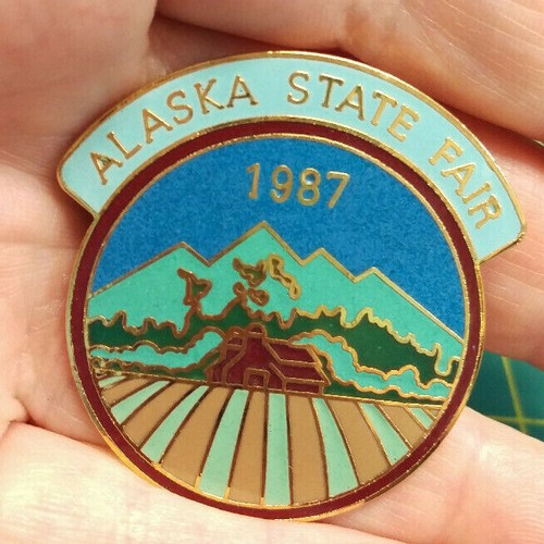 Alaska Pin - 1987 Alaska State Fair Mütze Schal Anstecknadel 1 1/2 Zoll Farm Szene - Bild 1 von 4