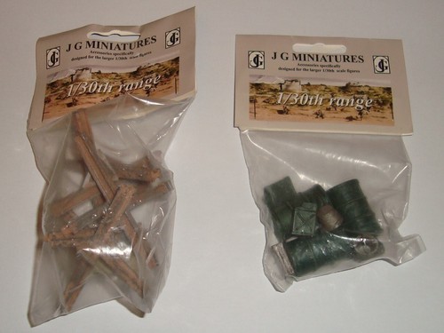 2 x UNOPENED 1:30 SCALE DIORAMA SCENIC PACKS - TANK TRAPS & OIL DRUMS/JERRY CANS - Picture 2 of 2