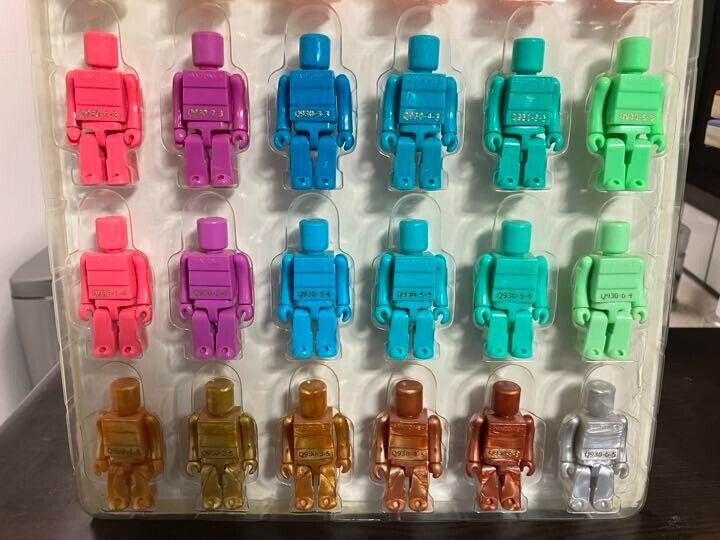 PANTONE KUBRICK MEDICOM TOY THE POWER OF COLOR Set Lot of 30 PANTONE KUBRICK MEDICOM TOY THE POWER OF COLOR Set Lot of 30