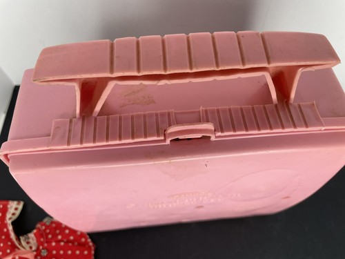 Vintage 1966 REMCO TV JONES Playmate PUSSY MEOW CAT giocattolo custodia rosa 3 ABITI Kitschy - Foto 19 di 24