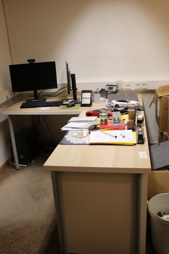 dat1# Aus Insolvenz: Eckschreibtisch mit Rollcontainer - Bild 1 von 4