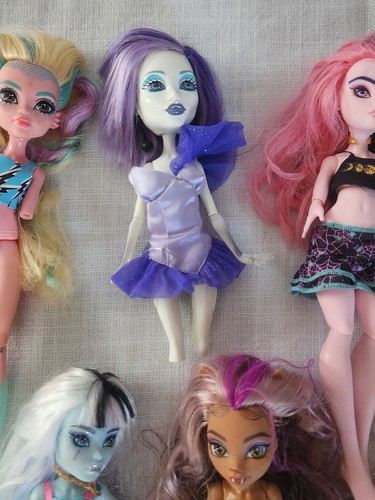 Lote de siete muñecas y accesorios Mattel Monster High incompletos para piezas - Imagen 4 de 11