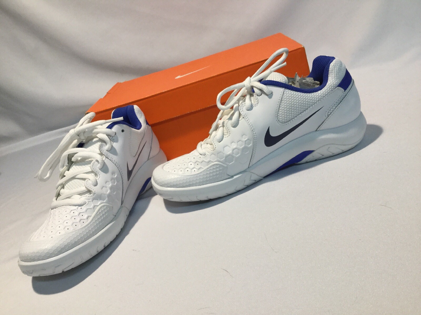 NEW WOMENS NIKE AIR ZOOM RESISTANCE WHITE TENNIS ATHLETIC RUNNING SHOES Sz 8 NEW WOMENS NIKE AIR ZOOM RESISTANCE WHITE TENNIS ATHLETIC RUNNING SHOES Sz 8