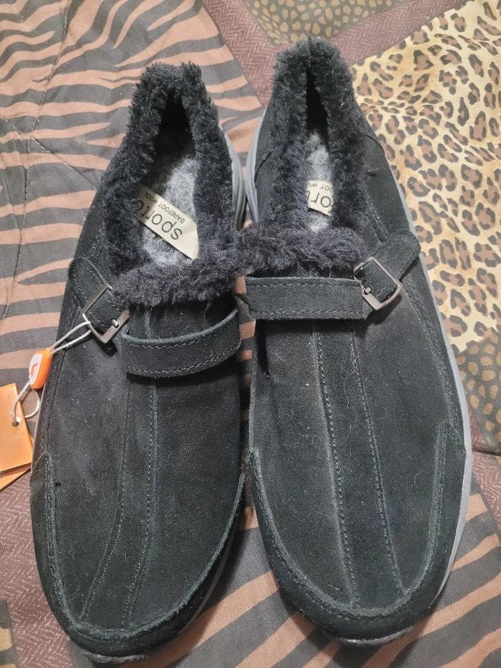 Zuecos Chrissy Sporto para mujer de gamuza negra con detalles de piel sintética Foto 2 de 4