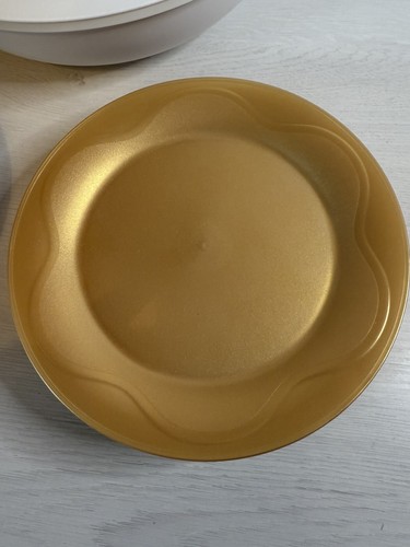 Tupperware Gold, 8 Plates 8”, W/ 3 Bowls W/ 1 Lid. Used But Looks Brand New - Picture 7 of 8