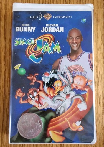 1997 VHS Space Jam With Collector Coin  Michael Jordan Looney Tunes Bugs Daffy - Picture 1 of 4