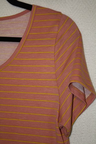 Neu mit Etikett LuLaRoe Größe M klassisches T-Shirt orange gelb Nadelstreifen Print - Bild 2 von 4