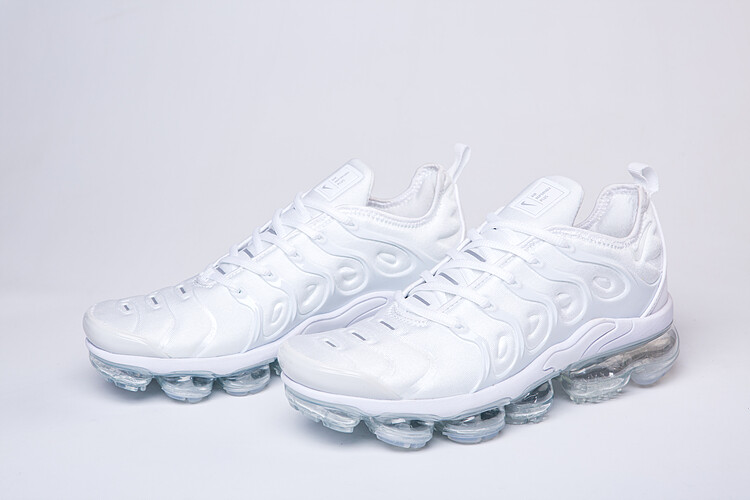 white vapormax tn