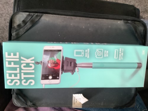 Bâtons à selfie neufs. Convient à un appareil entre 2,5 et 3 pouces de large.  - Photo 1 sur 2