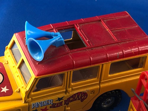 Corgi PINDER CIRCUS Land Rover and Animal Cage Trailer - Picture 8 of 12