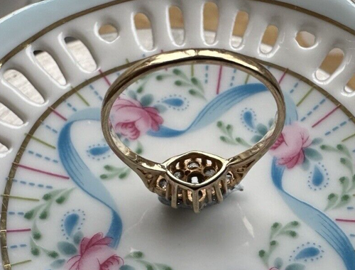 Vintage 9 Carat Gold Ring With 13 Cubic Zirconia Stones - Size P - Picture 19 of 21