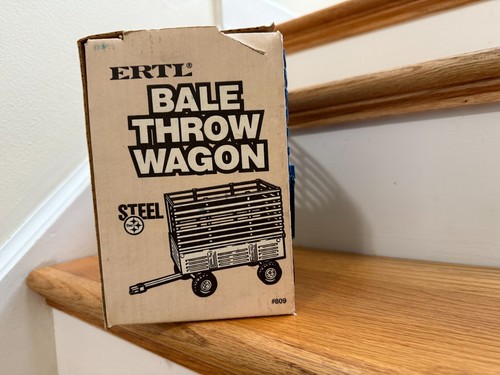 1/16 Ertl Farm Toy Bale #809Throw Wagon Blue Ford New Holland MINT IN BOX - Picture 4 of 11