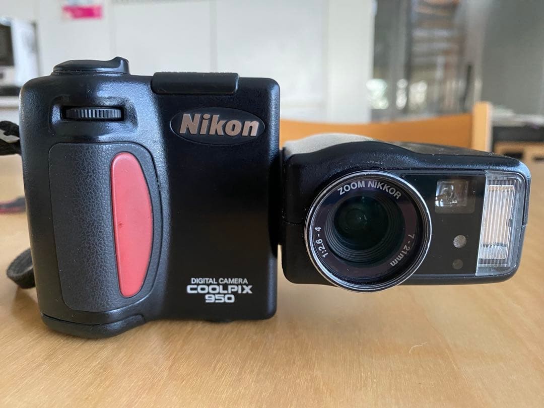 Nikon Coolpix 950 Compact Digital Camera with Monitor and