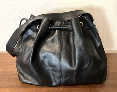 United Colors of Benetton schwarze Leder Handtasche Kordelzugverschluss - Bild 13 von 14