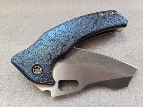 Cuchillos Borka Blades y Mike Bond Shylock, calavera alada, biseles con patrón de roca - Imagen 9 de 11