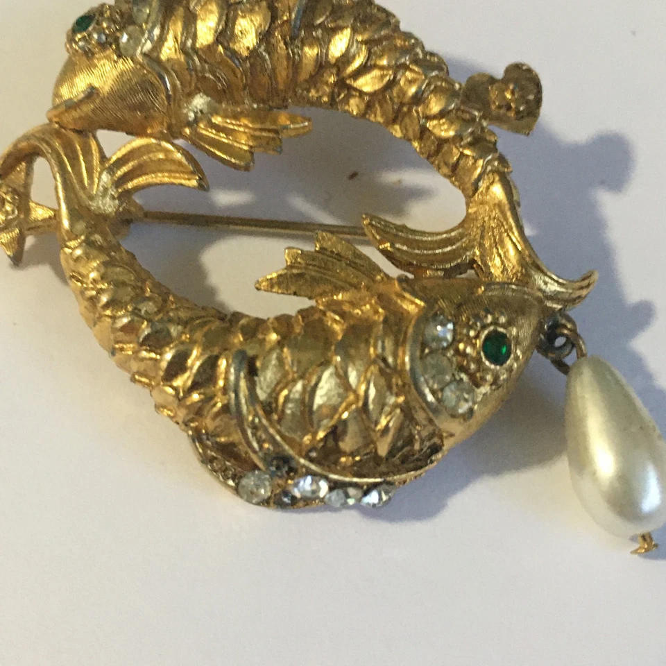 ВИНТАЖНЫЙ ЗЕЛЕНЫЙ ГЛАЗА ЗОЛОТОЙ ТОН ДВОЙНОЙ РЫБЫ СТРАЗЫ ИСКУССТВЕННЫЙ ЖЕМЧУГ БРОШЬ ЗАКОЛКА ЧИТАТЬ - Изображение 4 из 4