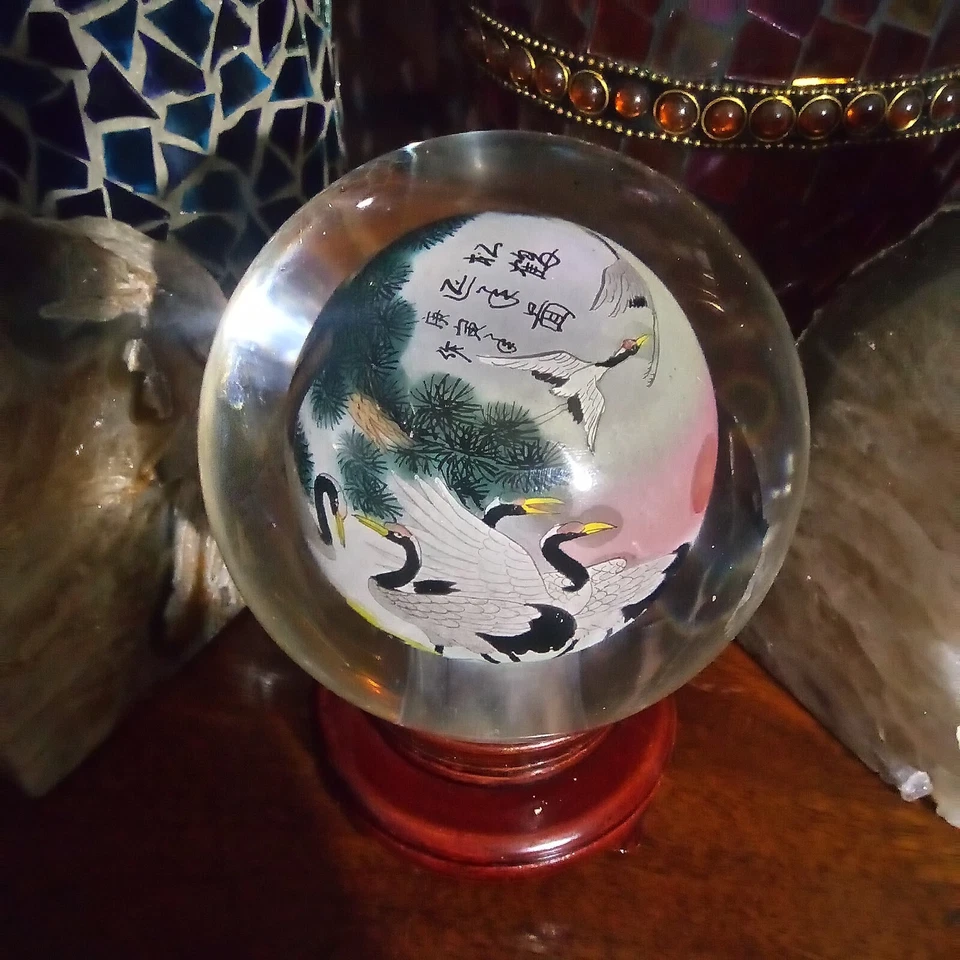 Grúa esfera reverso de vidrio artístico chino de 4,5" pintada a mano soporte de madera giratorio 6" Foto 3 de 4