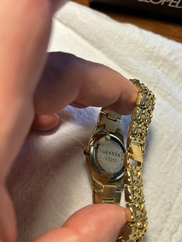 Vintage Men’s Geneva Genuine Quartz Gold Tone Melted Nugget Band Black Dial - Picture 4 of 6