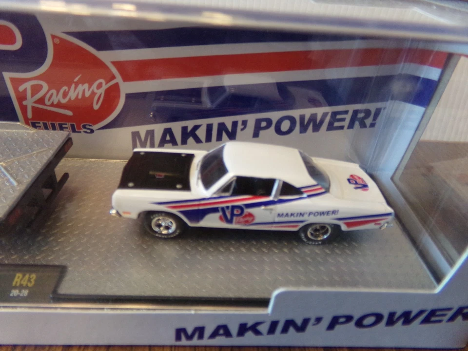 Camión automático M2 Machines 43 1970 Dodge L600 y 1969 Plymouth Road Runner VP Racing Foto 3 de 4