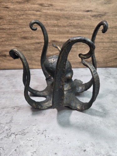 Vintage Stil Metall Oktopus Statue Maritim Akzent Dekor ein Tentakel fehlt  - Bild 5 von 10