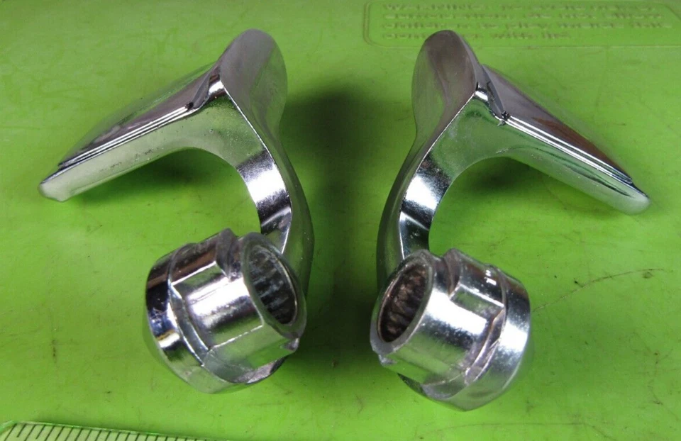 Palancas interiores izquierda y derecha Chevrolet Impala 1962-1964 OEM originales Foto 3 de 4