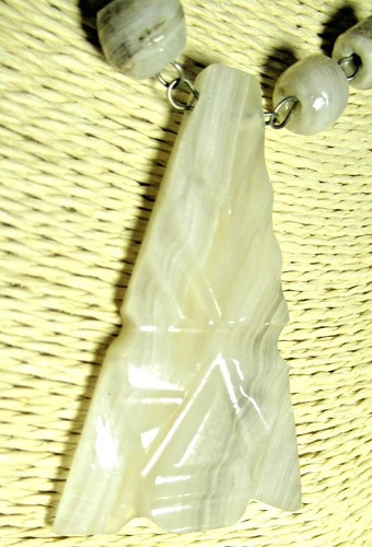 VTG ETHNIC PENDANT 2 1/2" STRIPED GREY & WHITE SEMI-TRANSLUCENT STONE 30" CHAIN - Bild 9 von 12