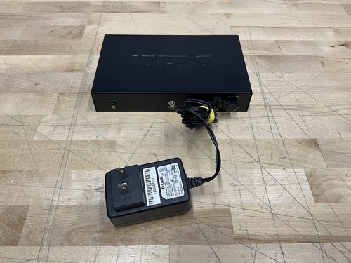 D-LINK DGS-108 8-Port Unmanaged Gigabit Desktop Switch CGS108L-C2 with Adapter - Picture 6 of 8