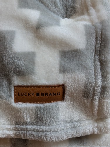 New LUCKY BRAND Plush Throw Blanket Gray White Check 50 X 70 NWT Dorm Logo Tag - Picture 8 of 8