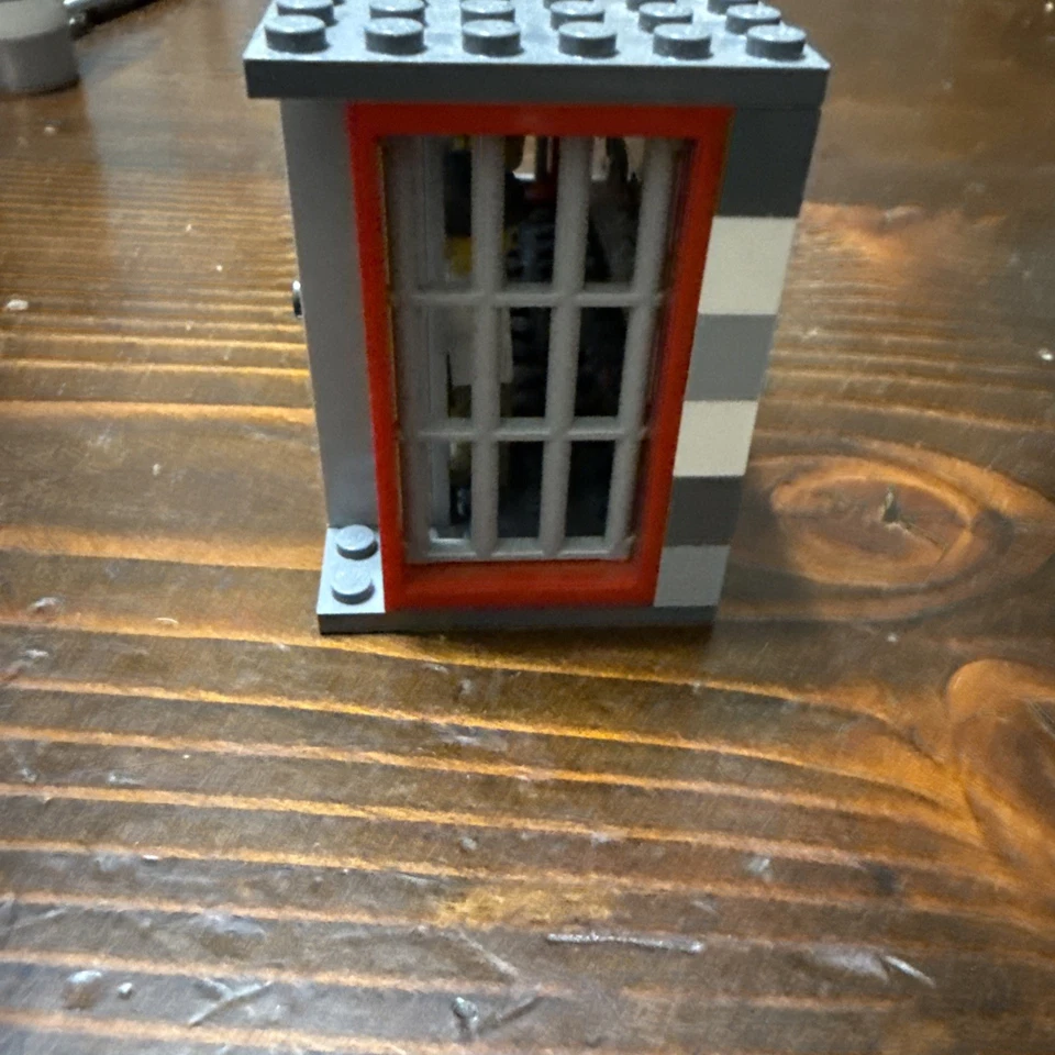 LEGO - Prison Jail Cells w/ Prisoners Minifigure - Crook Police City Barred Door - Image 4 of 4