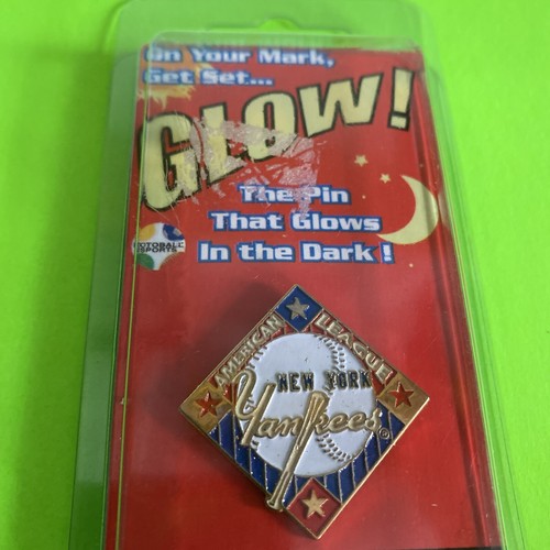 New York Yankees Glow In The Dark Collectors Pin NY Collectible - Picture 4 of 5