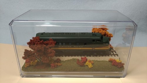 HO SCALE  9"SINGLE TRACK DISPLAY CASE -"FALL FOLIAGE"  -FOR ANY HO TRAINS - Picture 10 of 12