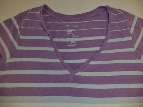 T-shirt Gap manica corta viola, grigia e bianca a righe scollo a V taglia M K#9424 - Foto 2 di 4