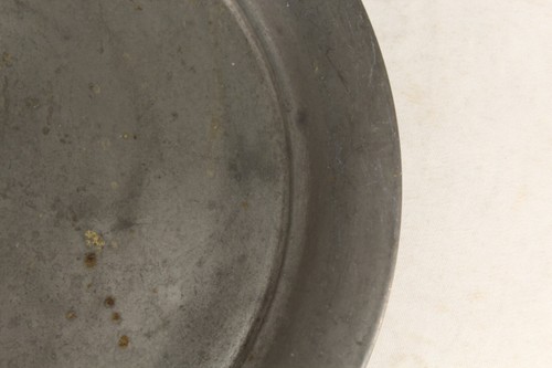 Plato de peltre antiguo monograma con jarra con sello 3262 - Imagen 5 de 19