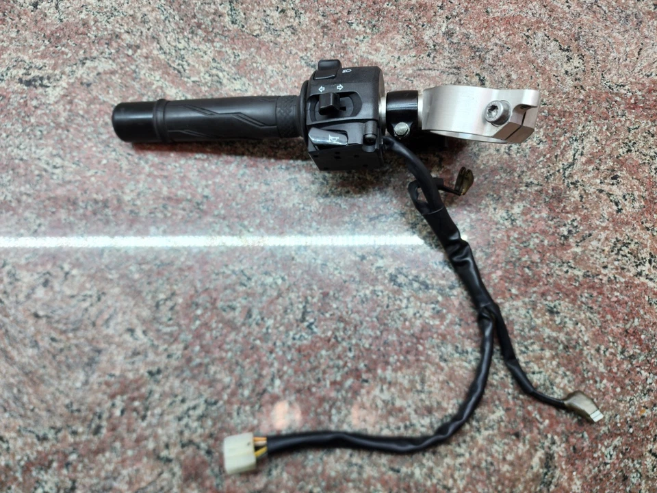 Interruptor de agarre de tubo de manillar izquierdo Yamaha YZF-R6 2008-2016 OEM 13S-26121-00 Foto 4 de 4