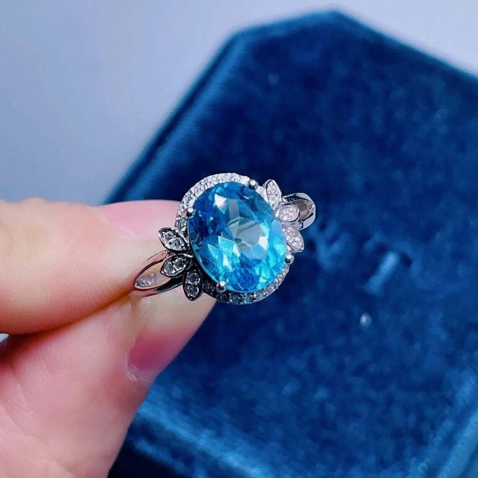 Anillo de compromiso con halo de diamantes y aguamarina de corte ovalado de 3 quilates acabado en oro blanco de 14 k Foto 2 de 4