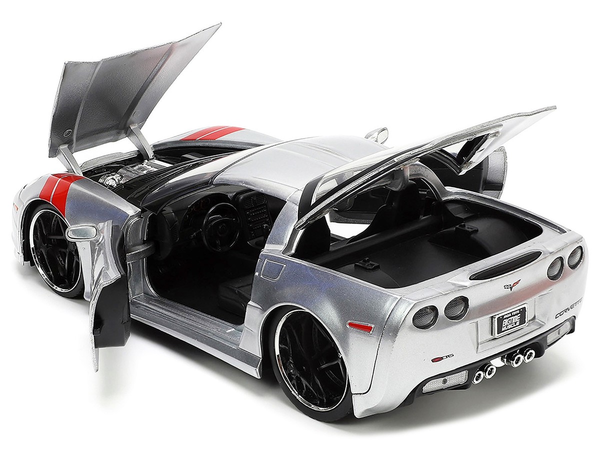 2006 Chevrolet Corvette Z06 Diecast Model Car 1/24 Silver