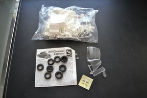 AMT-ERTL-1937-37-Chevy-Cabriolet-Convertible-Parts-Model-Kit-No-Box