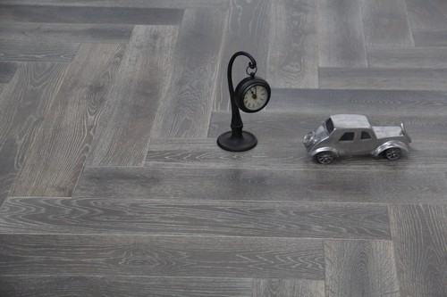 Parquet Roble Engrasado Gris Ahumado y Cepillado Espina de Arenque HO1402 Muestra 14mm - Imagen 5 de 6