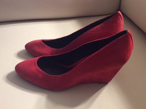 395-BRIAN-ATWOOD-BEJO-Red-Suede-Designer-Fashion-Wedges-Pumps-8-EUR-38-5