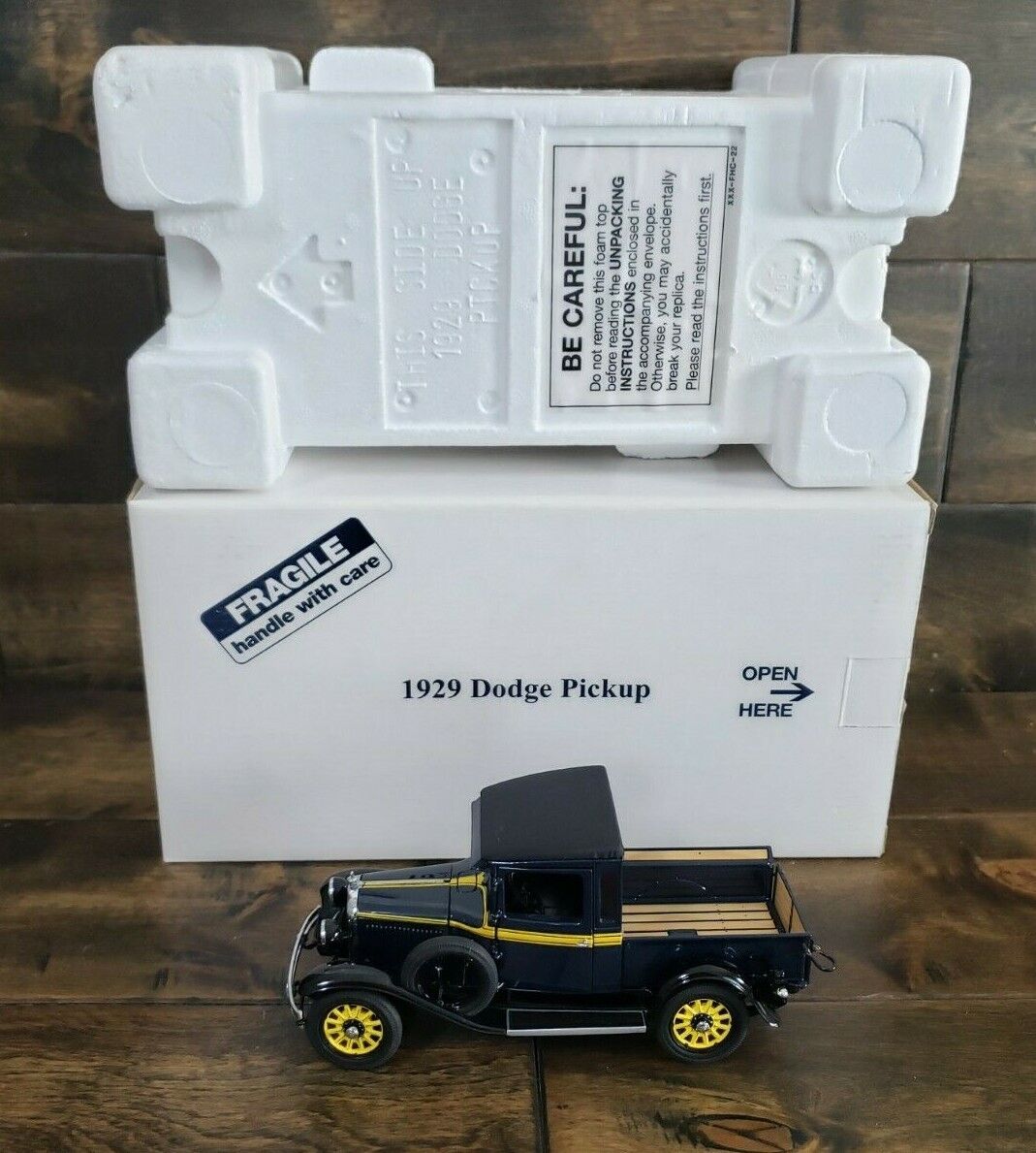 Danbury Mint 1929 Dodge Merchants Express Pickup Truck 1:24 Scale w/ Box + Title Tanie zapasy