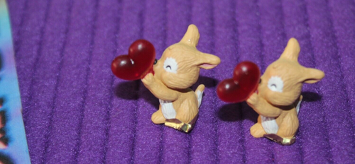 Par de miniaturas alegres de perro con corazón globo vintage 1992 sello - Imagen 2 de 3