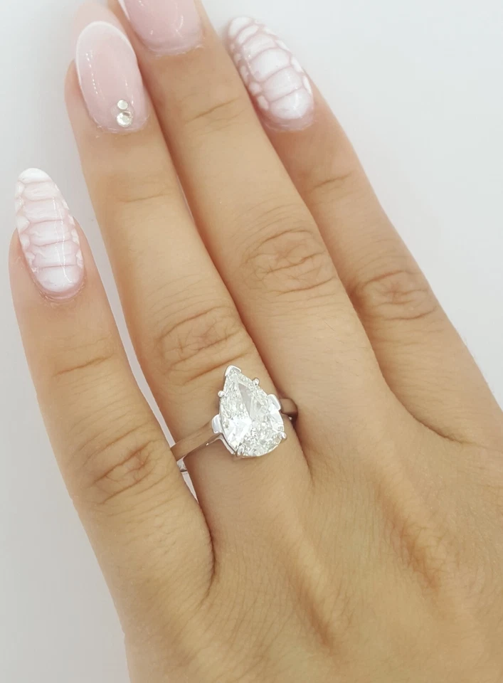 Anillo de compromiso solitario de diamantes con pera de Tiffany & Co platino de 2,35 quilates precio de venta sugerido por el fabricante $50K Foto 4 de 4