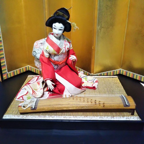 Vintage japanische Geisha Puppe spielt japanische Harfe Koto antik auf Tatami matt