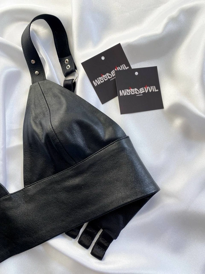 Sujetador de cuero negro hecho a mano, sujetador de cuero genuino, triángulo de cuero negro Foto 4 de 4